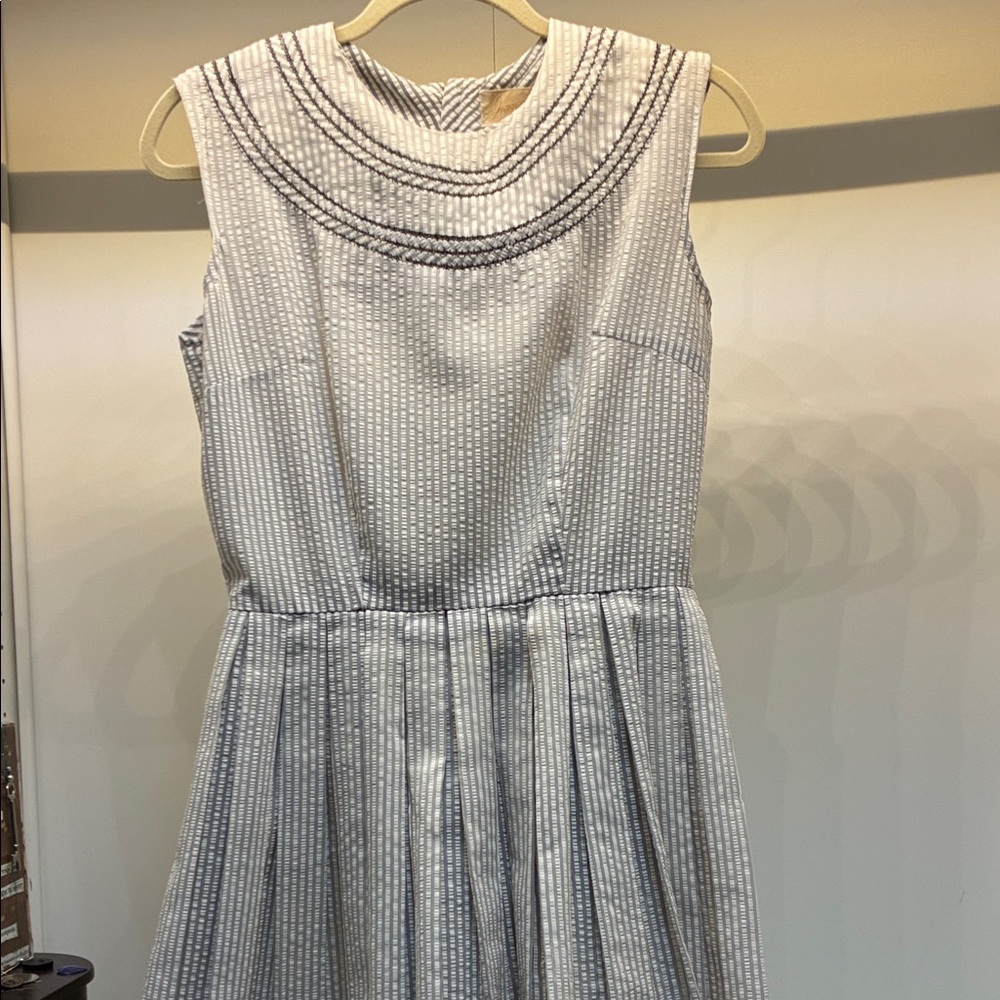 Chic Sleeveless White and Gray Dress